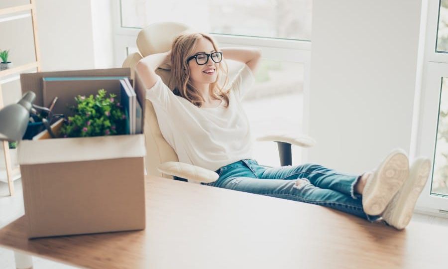 Jeune femme qui change de travail