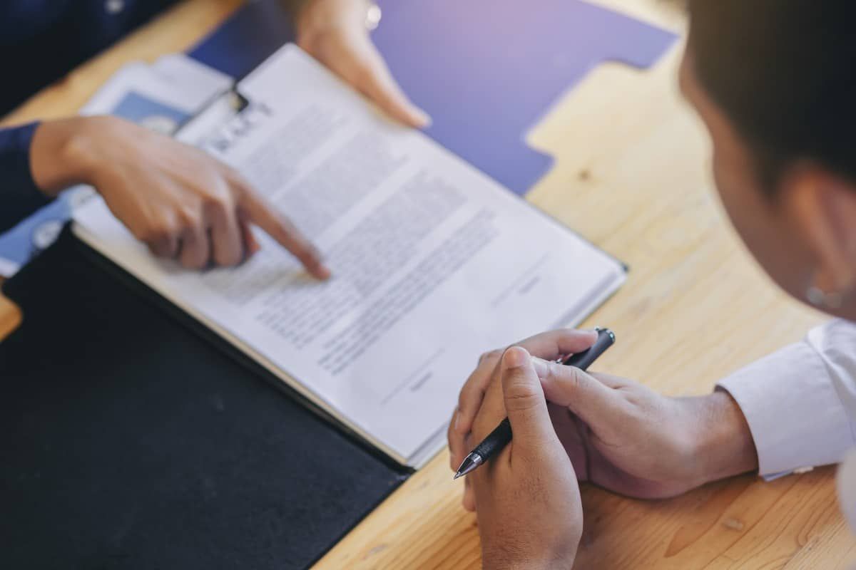 un homme daffaires examine les termes et conditions avant de signer un document