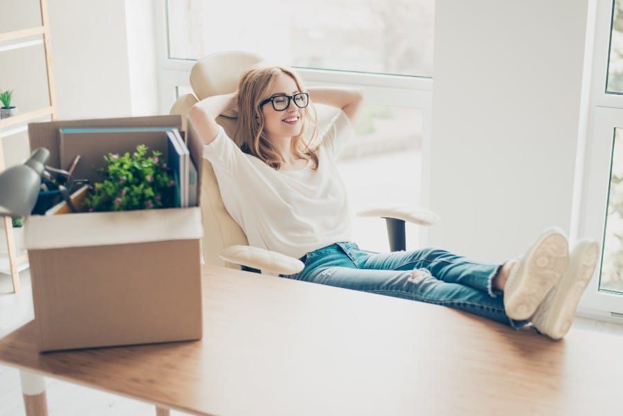 Jeune femme qui change de travail